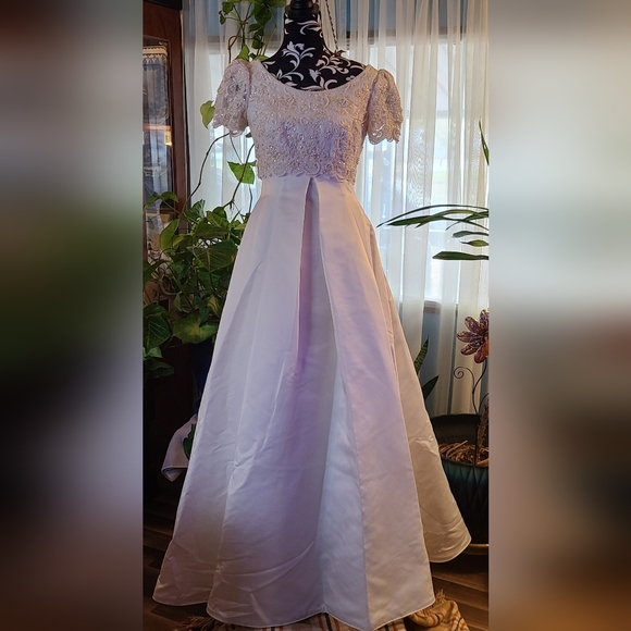 Simplistic Elegance - Picture 4 of 12